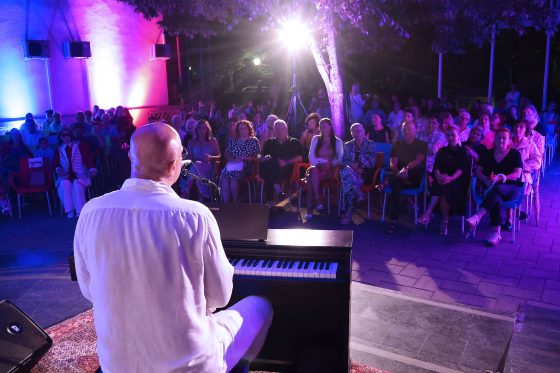 Emotivni koncert Antonia Zadre u čast Olivera Dragojevića pod otvorenim nebom