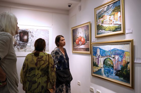 U prepunoj sali Centra za kulturu Mostar otvorena izložba „Likovni susreti 2026“
