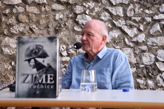Enes Karić predstavio roman „Zime zaručnice“ u okviru Mostarskog ljeta
